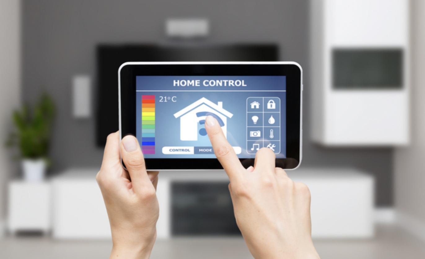 Smart-Home-Steuerungspanel mit modernem Touchscreen-Display